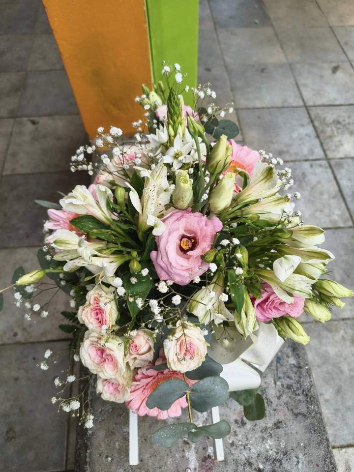 Assemblages de fleurs fraîches pour le plaisir d'offrir