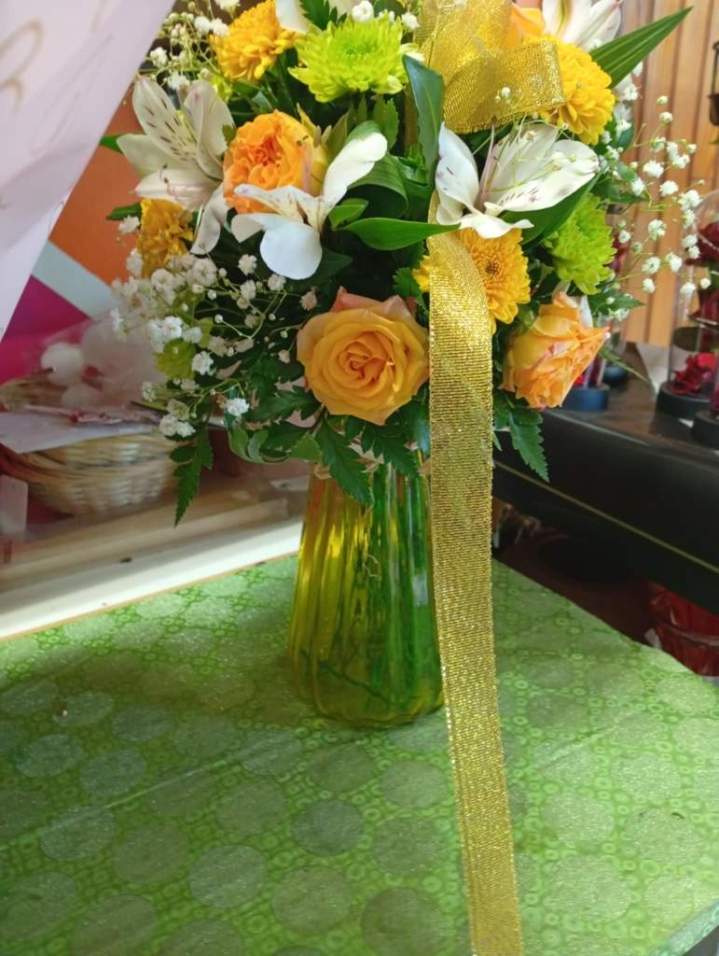 Bouquet de roses rouges accompagné d'un ours en peluche Saint-Paul